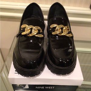 ⭐️⭐️3XHost Pick ⭐️⭐️Nine West black patent loafers with gold link accent